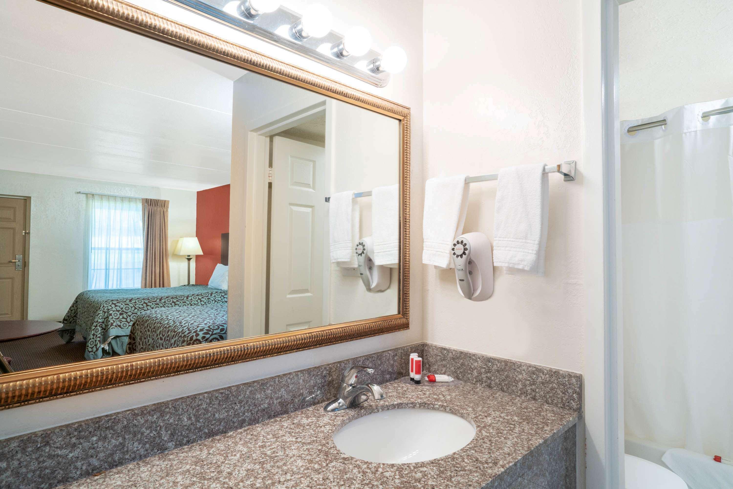 Days Inn By Wyndham Cave City Ngoại thất bức ảnh